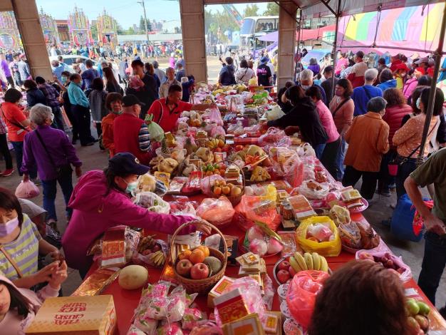 儀式前於東勢建安宮正殿前架設頂桌及下桌，擺放妥當祭祀供品。