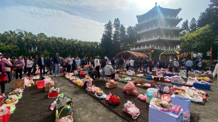 「葉五美宗族清明掃墓」祭祖時採用傳統三獻吉禮，兼具閩、客傳統習俗，呈現北臺灣客家族群生命禮俗特色。