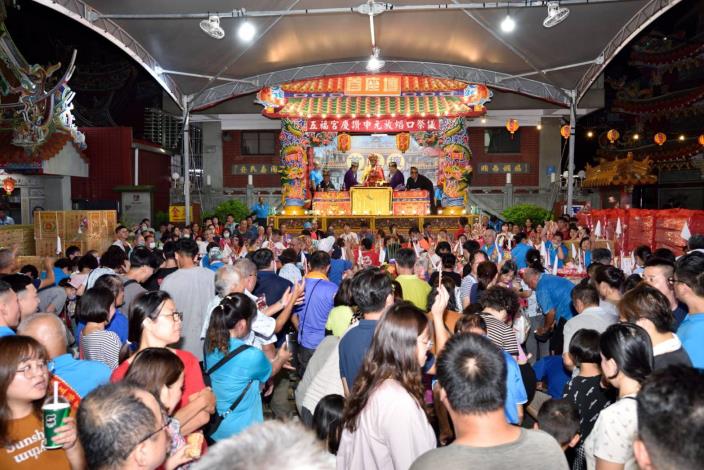 「南崁五福宮五大庄聯合中元普度」保留傳統水陸法會科儀、水燈排遊街遶境與燃放水燈賑濟孤魂等儀式，圖為施放焰口祭儀。