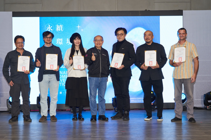 桃園市政府文化局長邱正生頒發《2025永續光環境創意展》評審委員感謝狀