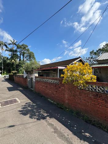 原石門水庫管理局技工宿舍群採雙併與連棟式建築形式，保留前後院落配置，呈現早期生