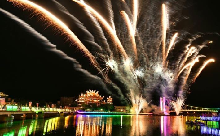 龍潭大池炫麗煙火展演(觀旅局提供)