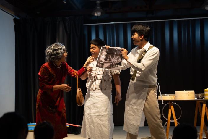 魔法包子鋪演出照片-一張老片飄出的眷村包子回憶_0