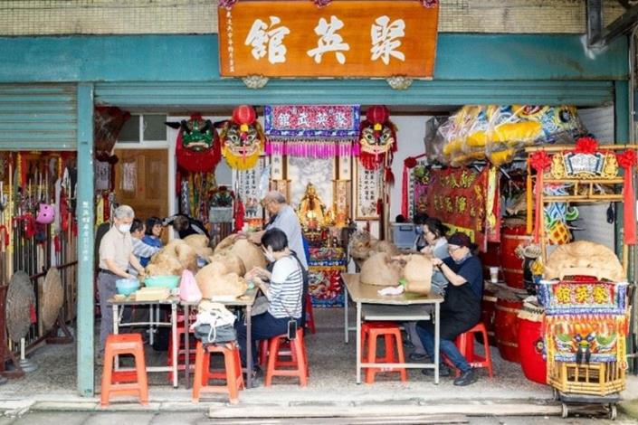 傳習班學員於聚英館向阿水師學習獅頭製作之各項工序、工料與工法等專業知識。