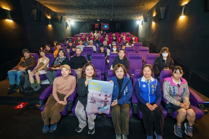 《War_N_ing》的吳佳靜導演兼編劇與郭柏村製片親自蒞臨桃園特映會現場與觀眾交流_0