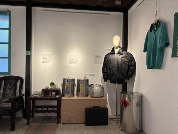 現場展示馬祖社區小木屋志工隊當時的制服