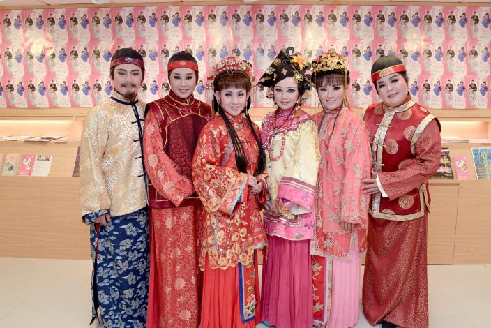 集結資深藝師及新生代藝生共同演繹，展現不同世代對歌仔戲的創意詮釋與傳承熱情。(石惠君戲曲劇坊提供)