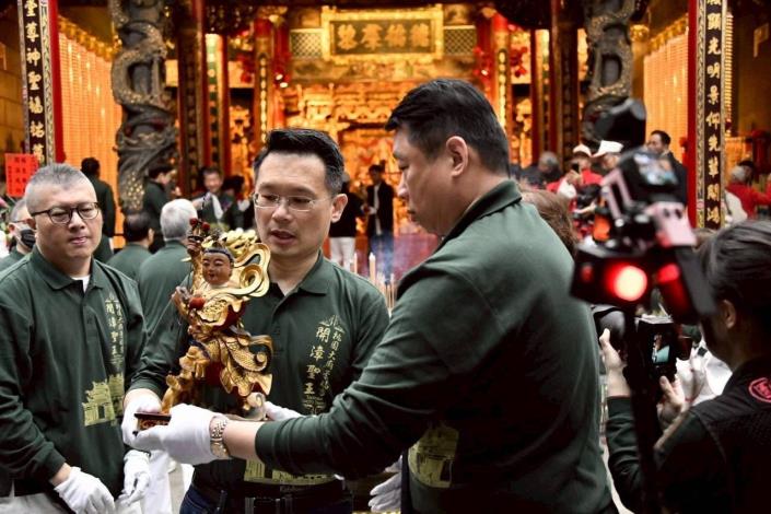 蘇俊賓觀摩廟方神尊文物
