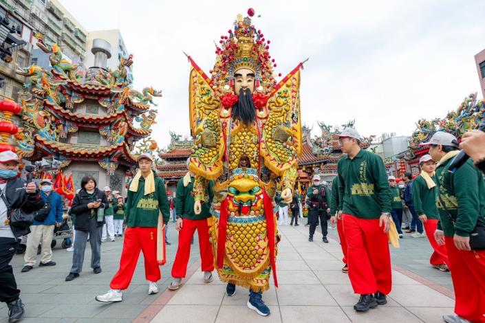 蘇俊賓親自扛起百年的輔信將軍神將於遶境前在廟埕前遊行