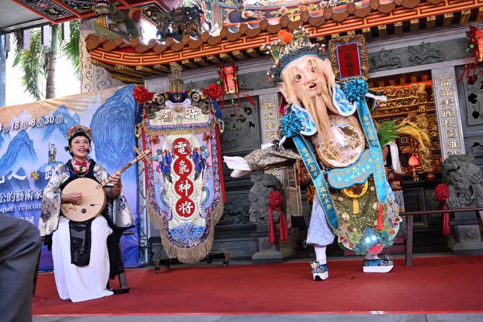 拚場藝術撞擊團隊演出開幕表演《飽穗pá-suī》，由月琴藝師張雅淳與電氣土地公柯進龍