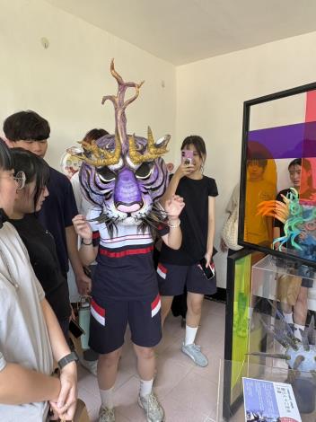 與會同學試戴展品虎頭面具
