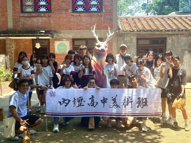 與會來賓與園區守望獸【鹿角獺】合影
