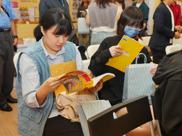 學員翻看桃漫誌作品集
