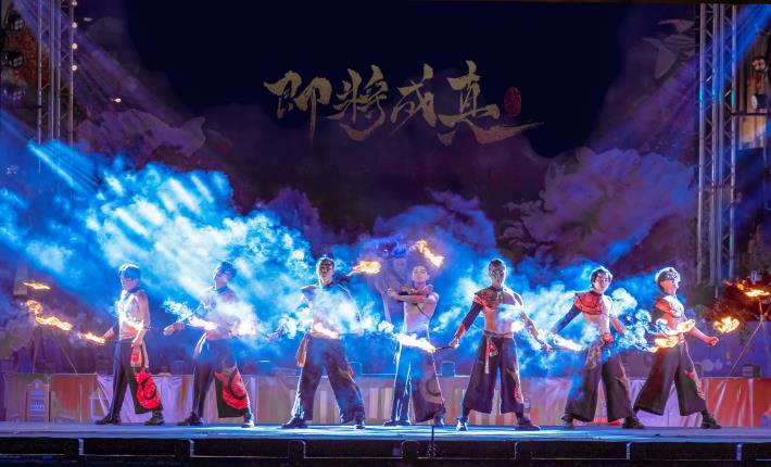 火光流轉與舞者肢體交織，即將成真火舞團透過火舞藝術詮釋土地與文化記憶。