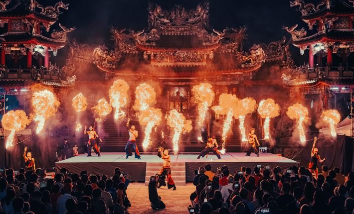 即將成真火舞團以精湛火舞技藝與磅礡舞台演出，展現《日出．千塘》的震撼視覺魅力