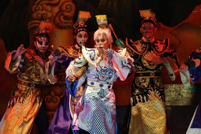 明華園戲劇總團帶來經典歌仔戲《劉全進瓜》，以精湛演技與華麗舞台呈現傳統戲曲魅力。
