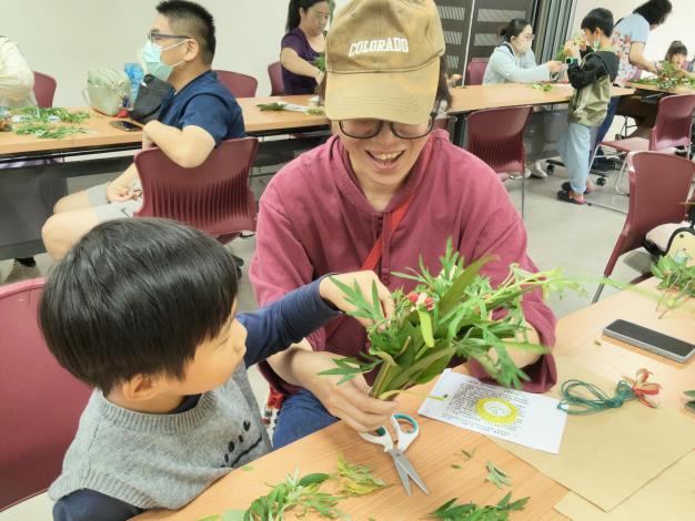 親子共同製作艾草平安束，了解端午家戶掛艾草、菖蒲，對招福避邪、護宅平安的期待