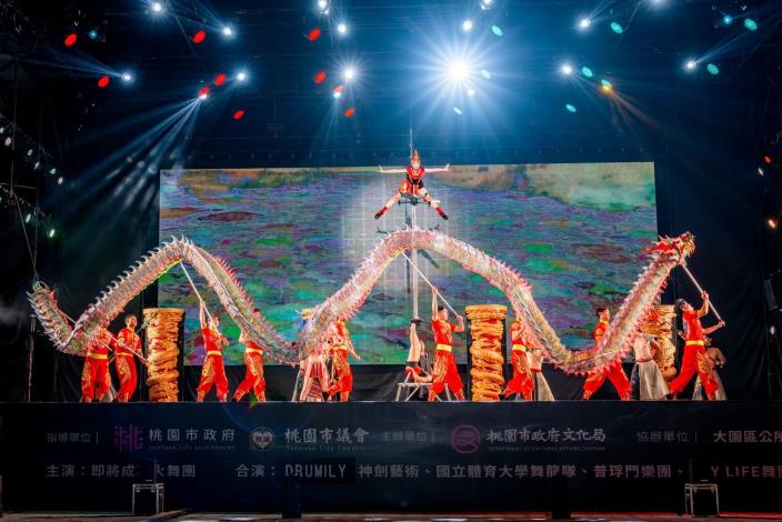 本次演出與在地國立體育大學舞龍隊跨界合作。(即將成真火舞團攝影團隊提供)