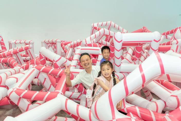 1〈千種傾斜的形狀〉展區邀請觀眾動手堆疊、自由創造，在互動中展開屬於自己的空間體驗。林家賢攝影，桃園市立美術館提供。