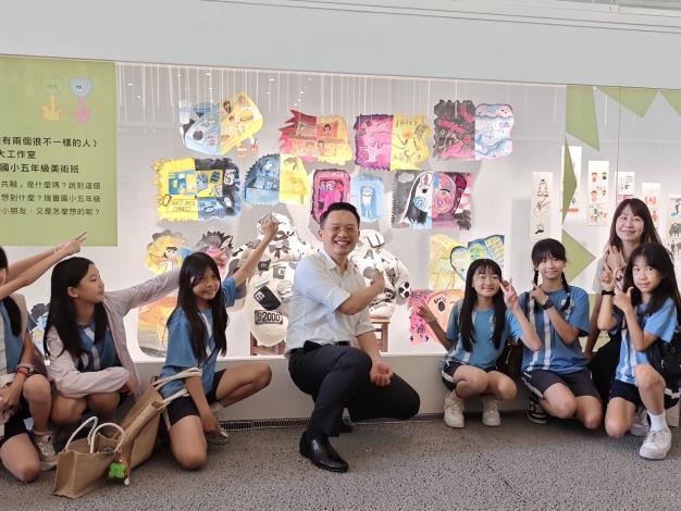 3 蘇俊賓副市長與參與本展館校合作共創的瑞豐國小學童合照。林家賢攝影，桃園市立美術館提供。