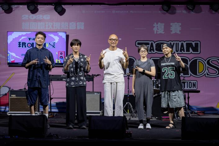 2026桃園鐵玫瑰熱音賞複賽評審 (左起)歪的音樂與氪米厘娛樂共同創辦人 瓦力、華研國際音樂詞曲創作人 楊子樸、評審總召 王治平、Soundscape資深專案經理 柯亭竹、LiveNation理想國藝人總監Tower陶逸群