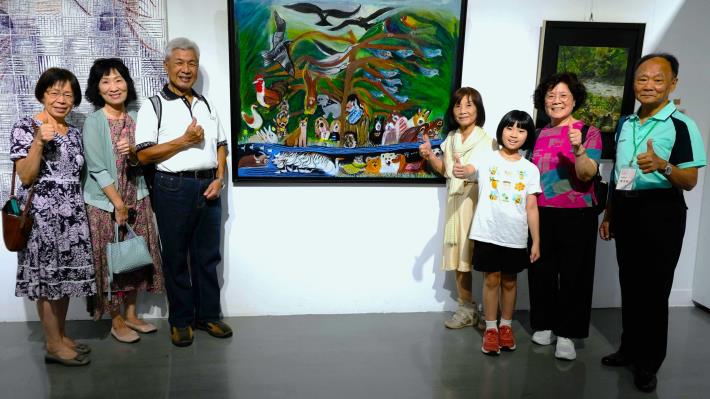 藝術家邀請家人好友欣賞展出作品