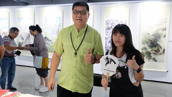 藝術家現場揮毫致贈民眾2