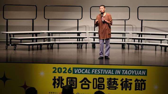 評審郭孟雍講評，鼓勵團隊選擇屬於團隊特色曲目作演唱