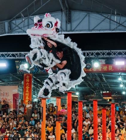 南獅則透過剛柔並濟的動作與精湛技巧
