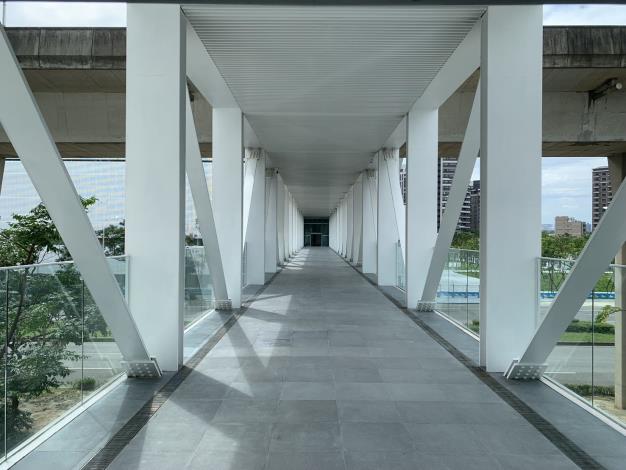 1美術館人行連通空橋完工圖(桃園市政府新工處提供)