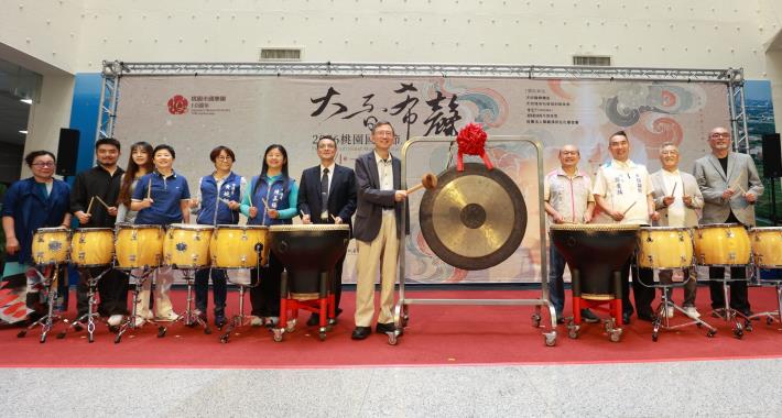貴賓一同參與2026桃園國樂節啟動儀式貴賓：桃園市國樂團團長林子鈺、「三個人」代表郭靖沐、指揮張佳韻、市議員黃婉如、陳美梅、禾聯碩股份有限公司總經理洪堯鴻、副市長王明鉅、市府文化局長邱正生、天成醫療集團總院長鄭貴麟、桃園市國樂團首席指揮瞿春泉、臺北市立國樂團團長鄭立彬 (左至右)