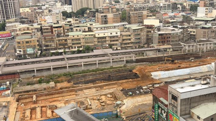 西側出土遺構經考古遺址審議會決議，同意由鐵道局辦理提取移置保存。