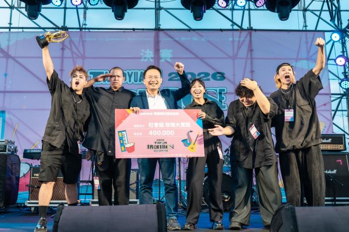 桃園市副市長蘇俊賓頒發社會組玫瑰大賞獎，獲獎團隊 來者何人 Whoou!