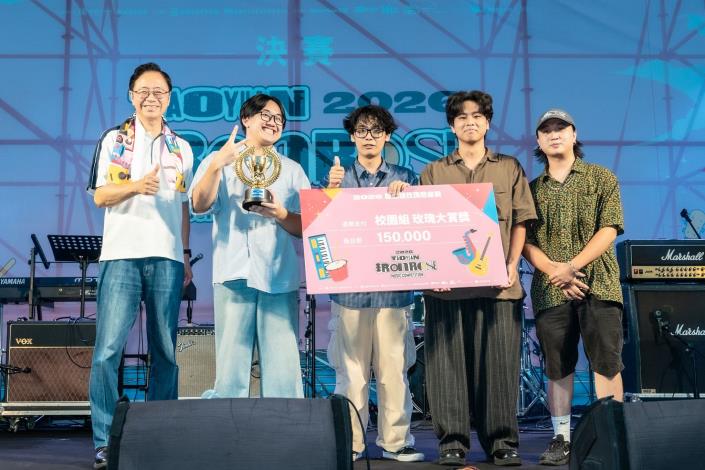 桃園市市長張善政頒發校園組玫瑰大賞獎，獲獎團隊 Cigarette Summer  香煙夏日