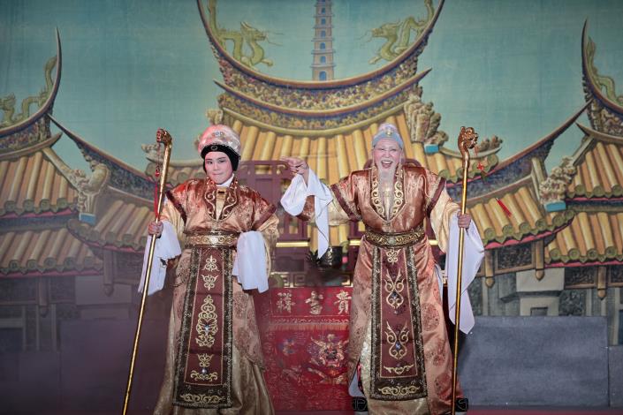 本劇以家庭倫理為題材，以土地公及土地婆為敘事視角，呈現出兼容傳統與現代價值觀