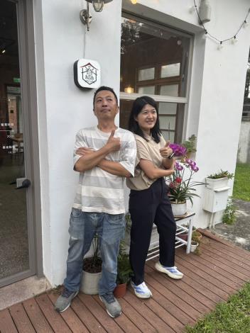 桃園市議員魏荺與鍾老闆帥氣合影