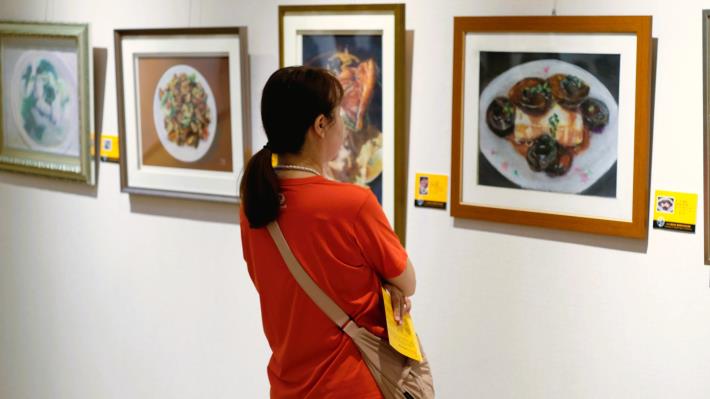 民眾觀展，作品以日常桌上的美食展示貼近