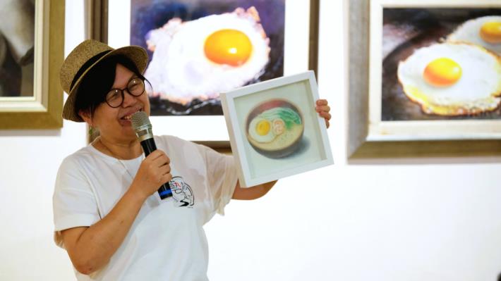 魯雅琴老師致詞，展示早先開班授課的作品，勉勵藝術由生活中品味融入