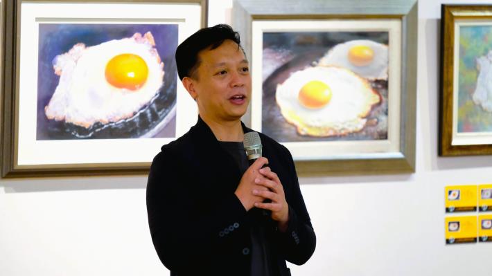 藝文設施管理中心 楊宗哲主任致詞，對粉彩畫作品驚艷猶如雞蛋破殼般令人意想不到的樣貌