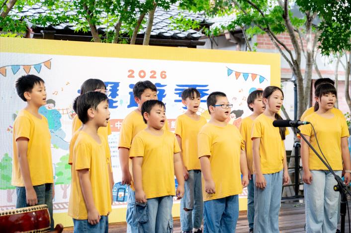 中壢國小與笨港國小合唱團表演
