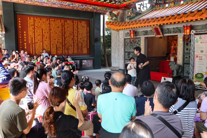 圖5-魔術師林桓宇於廟埕帶來「中秋奇幻魔術秀」，與現場民眾互動同樂。(2)_0