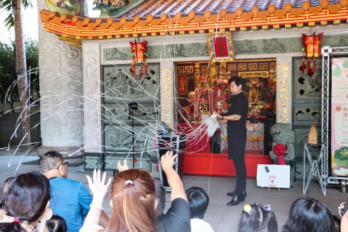 圖5-魔術師林桓宇於廟埕帶來「中秋奇幻魔術秀」，與現場民眾互動同樂。(1)_0