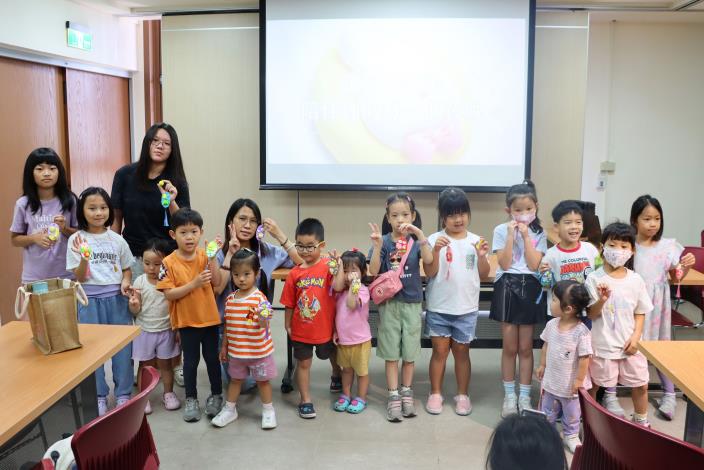 圖3-親子運用黏土創作玉兔、花朵及月亮等中秋元素，製作專屬「中秋黏土吊飾」。(1)_0