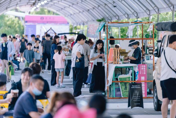 8、「桃源好味市集」現場一隅，匯聚多元餐飲類攤商及胖卡餐車。_0