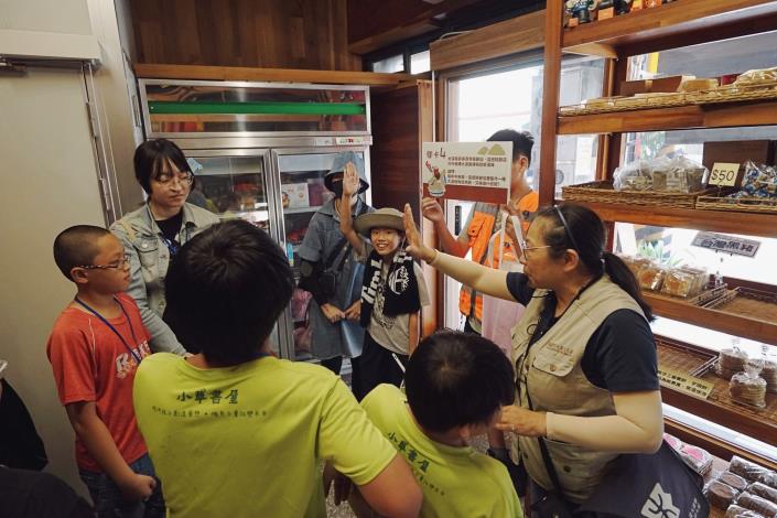大溪大禧祭典夏令營與店家合作，帶孩子們認識慶典文化