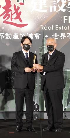 頒獎典禮(左:賴清德副總統/右:高安邦副市長)