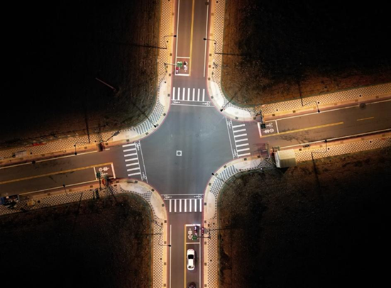 圖2.桃園路口雙色溫路燈