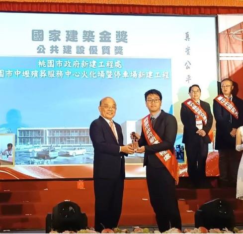 新工處副總工程司鄭閎仁(左二)代表出席領獎