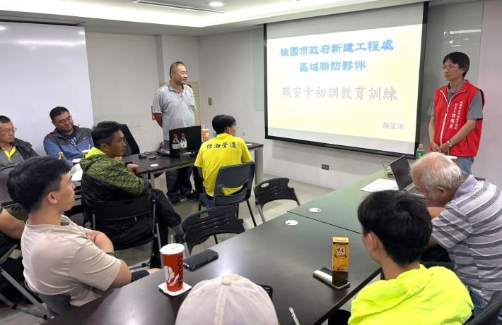 新工處副處長許維庭(右)主持職安卡教育訓練