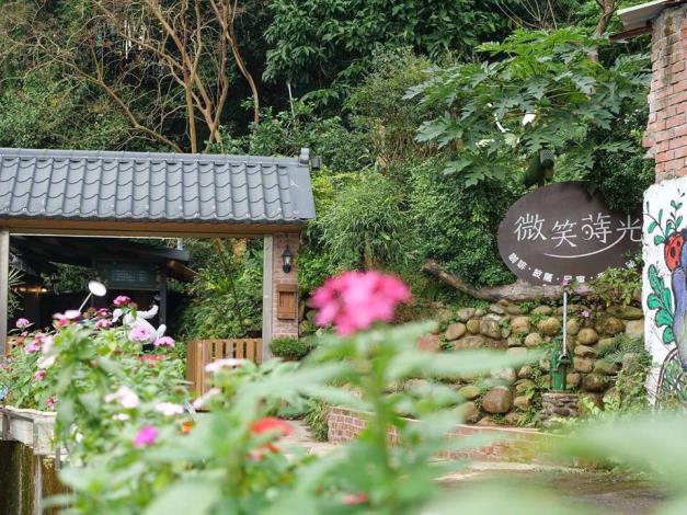 「微笑蒔光民宿」由百年老宅所改造日式庭院，一間宛如世外桃源隱身喧囂的古宅